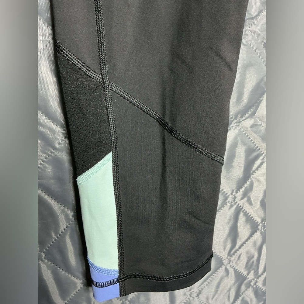 Lululemon Crop Leggings Size 10 - Black with Patterned Waist & Mesh Details - Picture 5 of 10